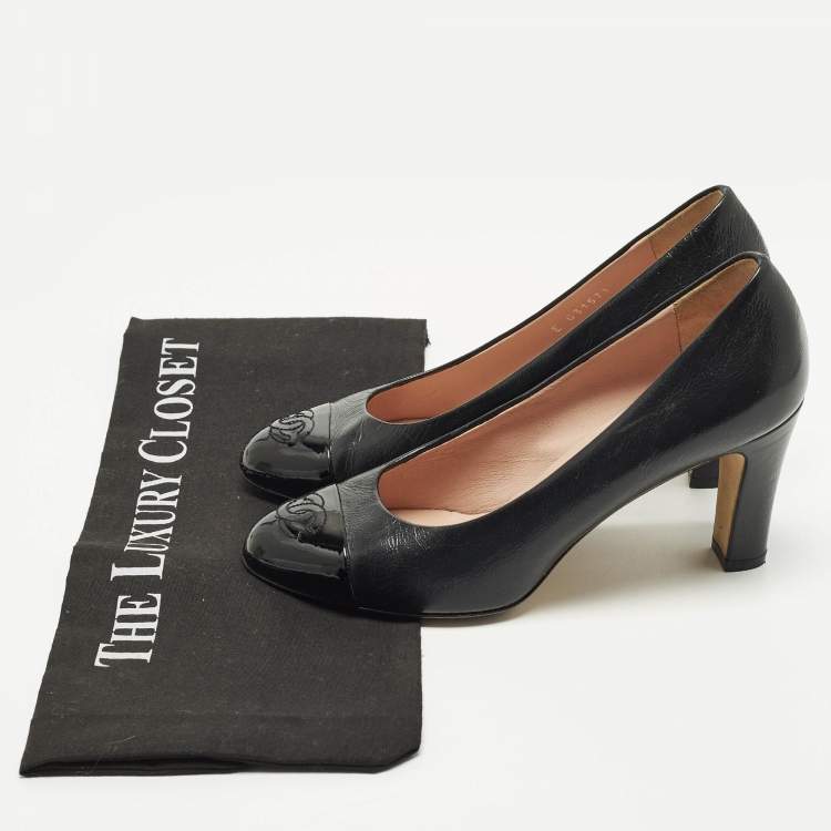 مملوكة مسبقًا Chanel  Size 37 Black Suede and Patent Leather CC Cap Toe Pumps