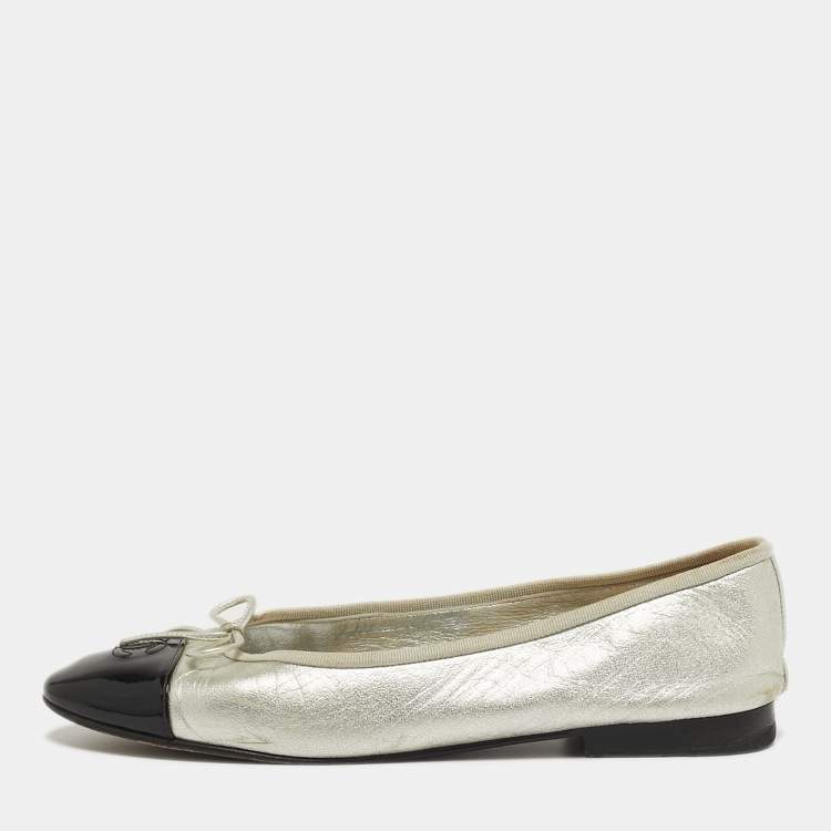 Pre Owned Chanel CC Size 39.5 Silver/Black Leather and Patent Leather Bow Ballet Flats