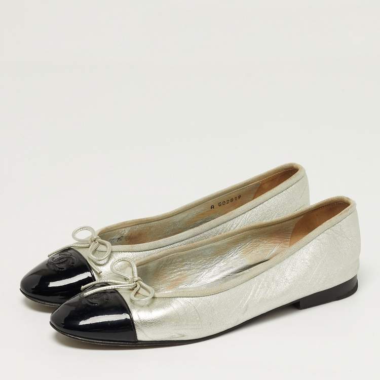 Pre Owned Chanel CC Size 39.5 Silver/Black Leather and Patent Leather Bow Ballet Flats