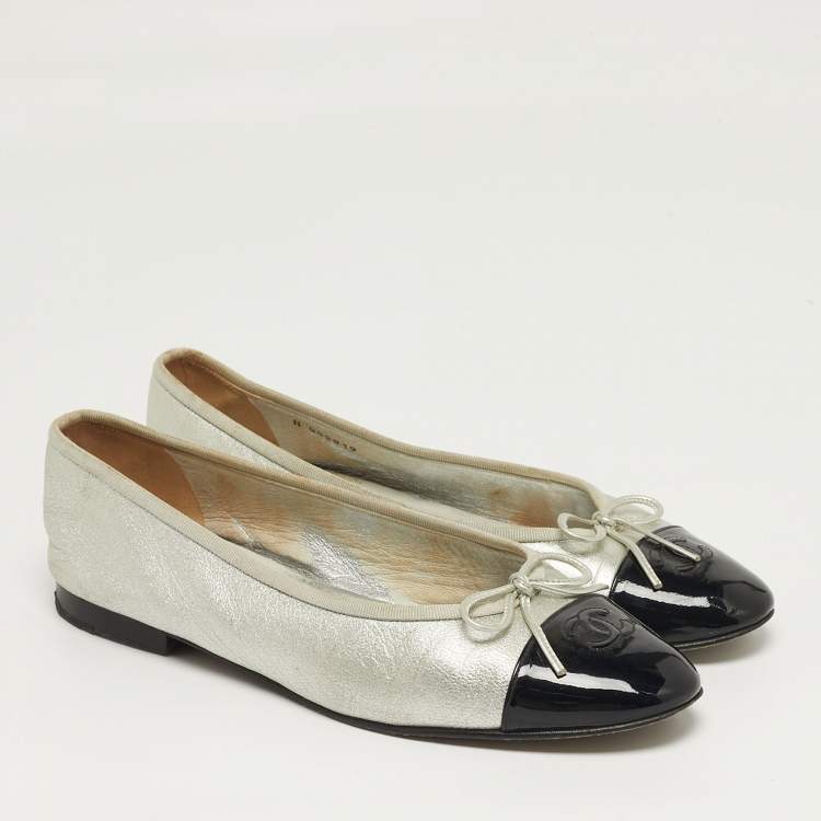 Pre Owned Chanel CC Size 39.5 Silver/Black Leather and Patent Leather Bow Ballet Flats