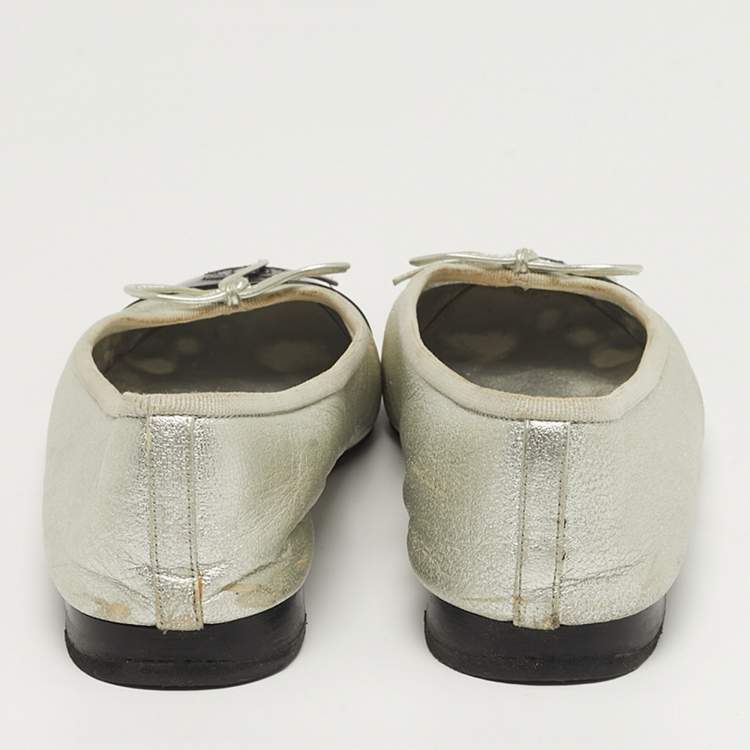 Pre Owned Chanel CC Size 39.5 Silver/Black Leather and Patent Leather Bow Ballet Flats