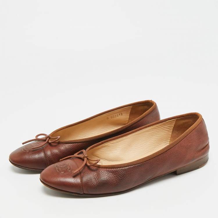 مملوكة مسبقًا Chanel CC Size 37.5 Brown Leather Cap Toe Bow Ballet Flats
