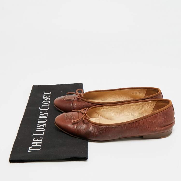 مملوكة مسبقًا Chanel CC Size 37.5 Brown Leather Cap Toe Bow Ballet Flats