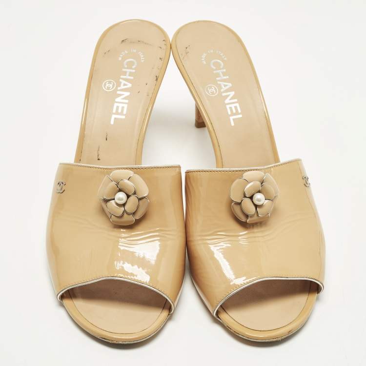 Pre Owned Chanel Camelia Size 42 Beige Patent Leather Slide Sandals