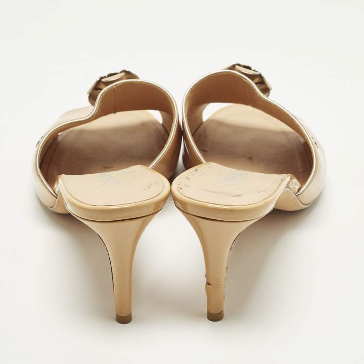 Pre Owned Chanel Camelia Size 42 Beige Patent Leather Slide Sandals
