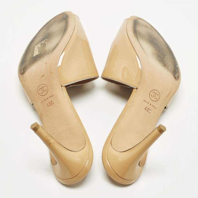 Pre Owned Chanel Camelia Size 42 Beige Patent Leather Slide Sandals