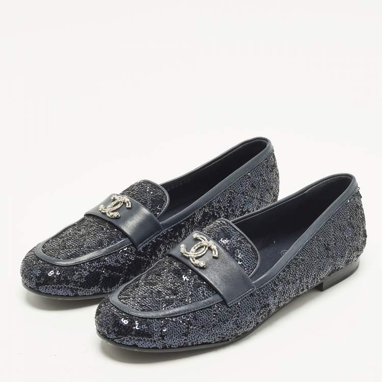 Pre Owned Chanel Size 38.5 Navy Blue Leather and Sequins CC Logo Slip On Loafers 
