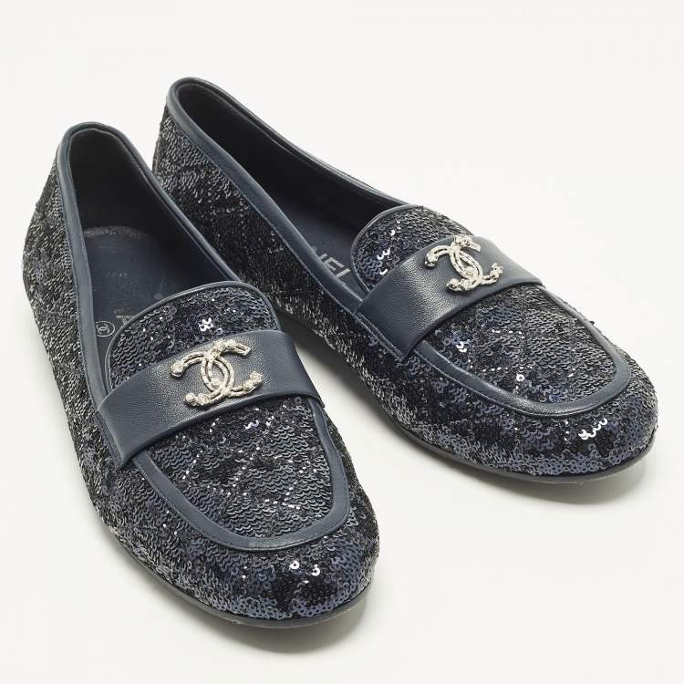 Pre Owned Chanel Size 38.5 Navy Blue Leather and Sequins CC Logo Slip On Loafers 