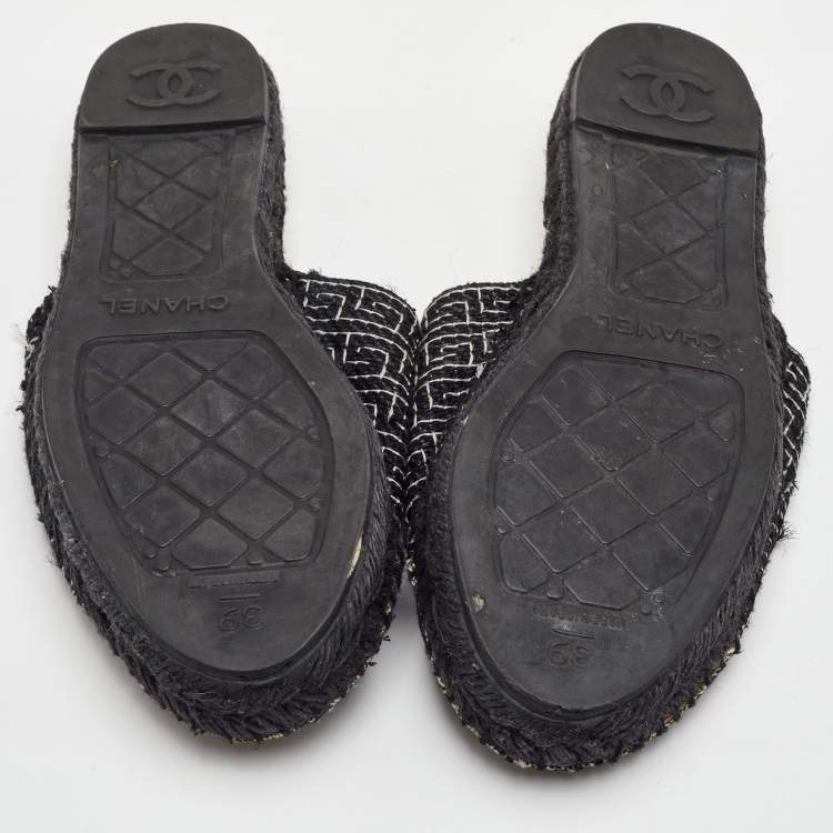 Pre Owned Chanel CC Size 39 Black/White Tweed Espadrille Flat Mules