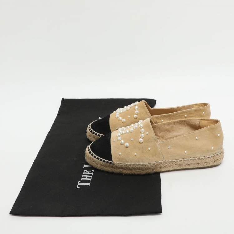 Pre Owned Chanel CC Pearl Logo Size 37 Beige/Black Suede Espadrille Flats 