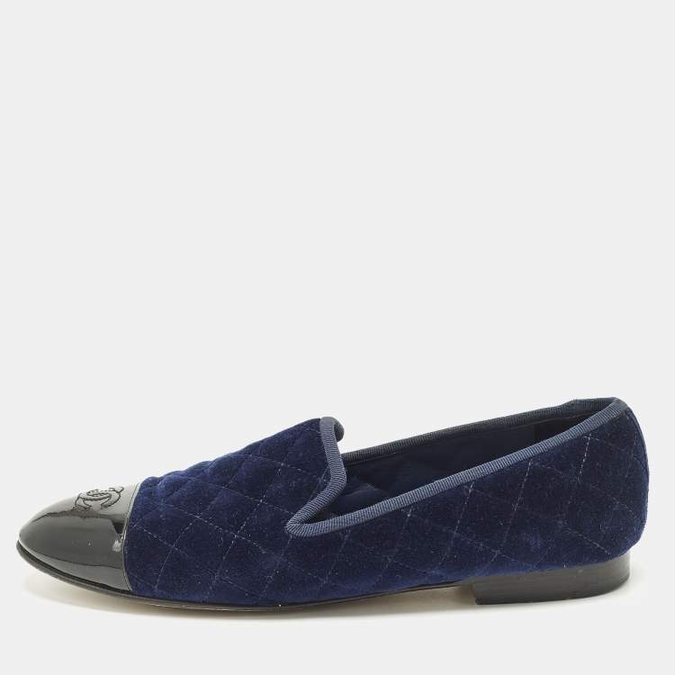 Pre Owned Chanel Interlocking CC Logo Size 40 Navy Blue Patent Leather and Velvet Smoking Slippers
