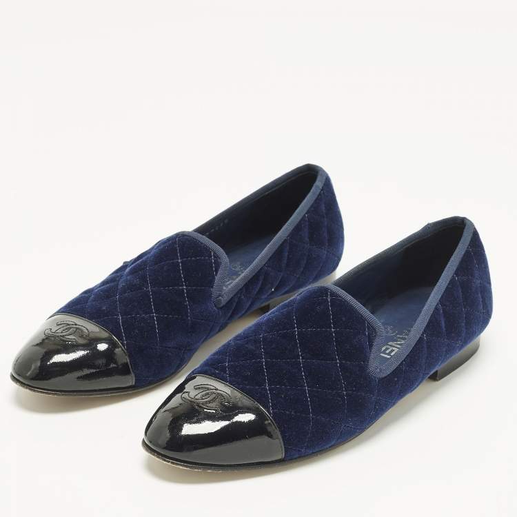 Pre Owned Chanel Interlocking CC Logo Size 40 Navy Blue Patent Leather and Velvet Smoking Slippers