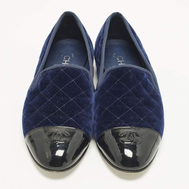 Pre Owned Chanel Interlocking CC Logo Size 40 Navy Blue Patent Leather and Velvet Smoking Slippers