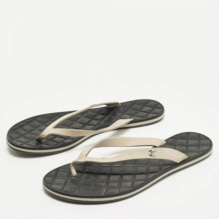 مملوكة مسبقًا Chanel CC Size 39 Beige Leather Thong Flats