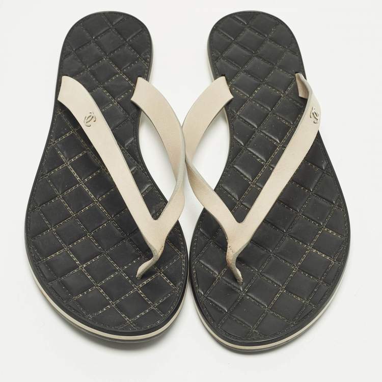 مملوكة مسبقًا Chanel CC Size 39 Beige Leather Thong Flats