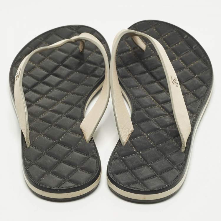 مملوكة مسبقًا Chanel CC Size 39 Beige Leather Thong Flats