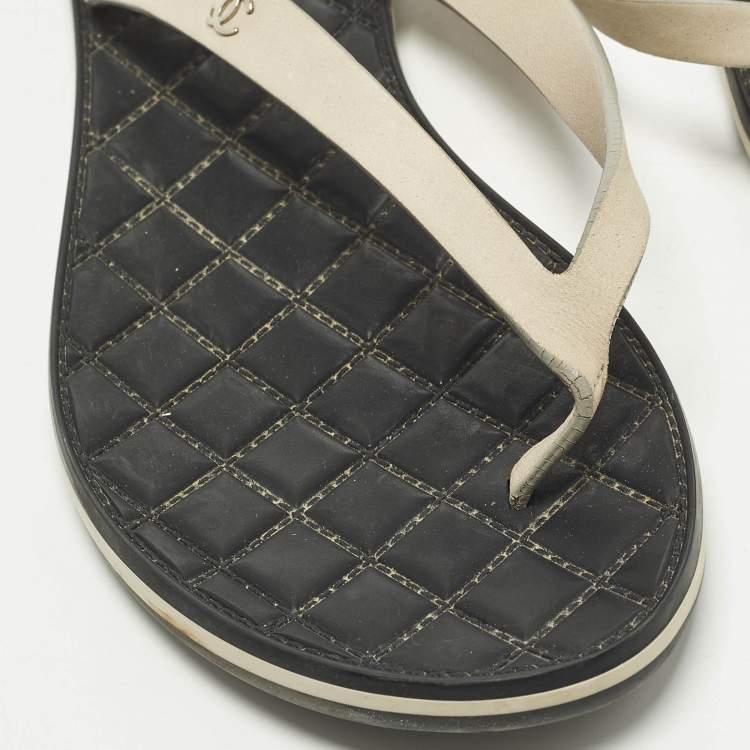مملوكة مسبقًا Chanel CC Size 39 Beige Leather Thong Flats