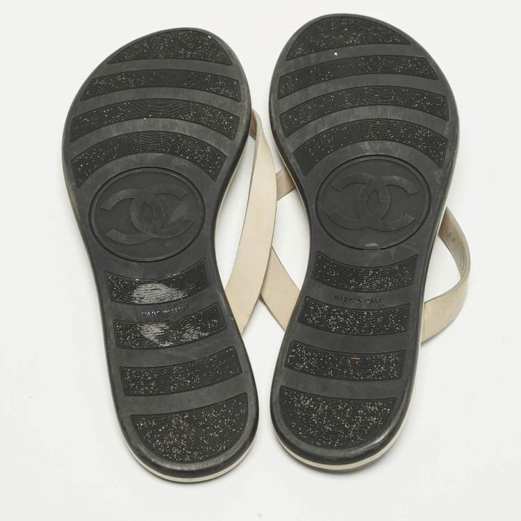 مملوكة مسبقًا Chanel CC Size 39 Beige Leather Thong Flats