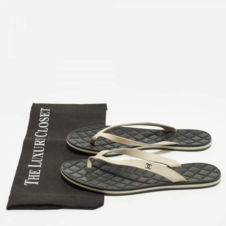 مملوكة مسبقًا Chanel CC Size 39 Beige Leather Thong Flats