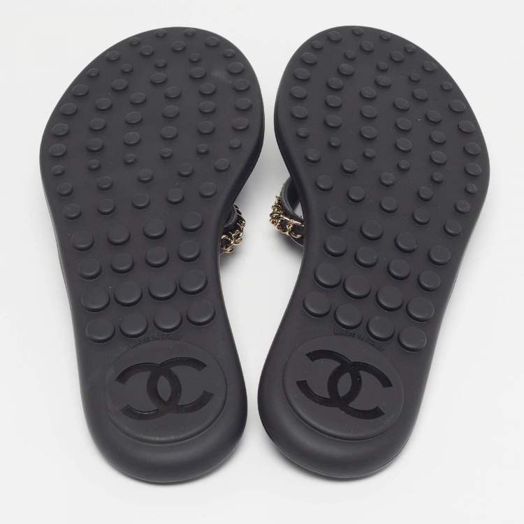 مملوكة مسبقًا Chanel Size 38 Black Leather Chain Detail Flat Thong Sandals
