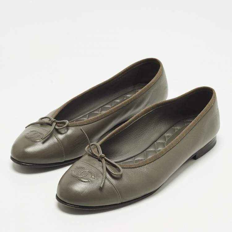 Pre Owned Chanel CC Size 39 Grey Leather Bow Ballet Flats