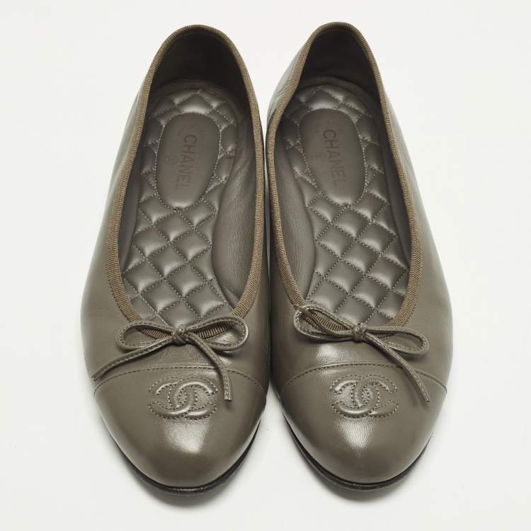 Pre Owned Chanel CC Size 39 Grey Leather Bow Ballet Flats