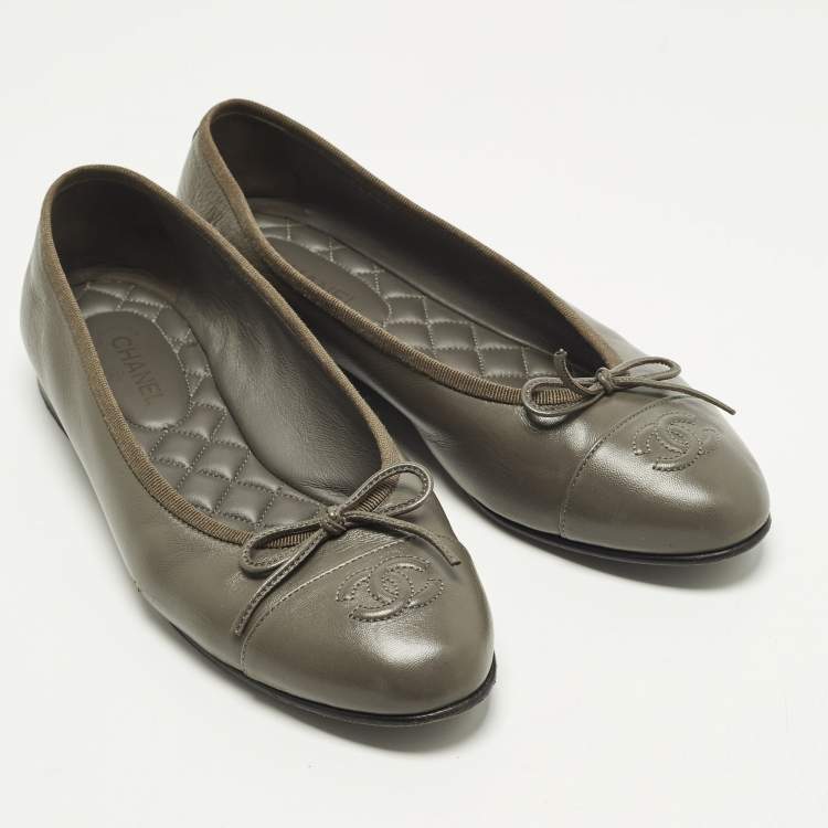 Pre Owned Chanel CC Size 39 Grey Leather Bow Ballet Flats