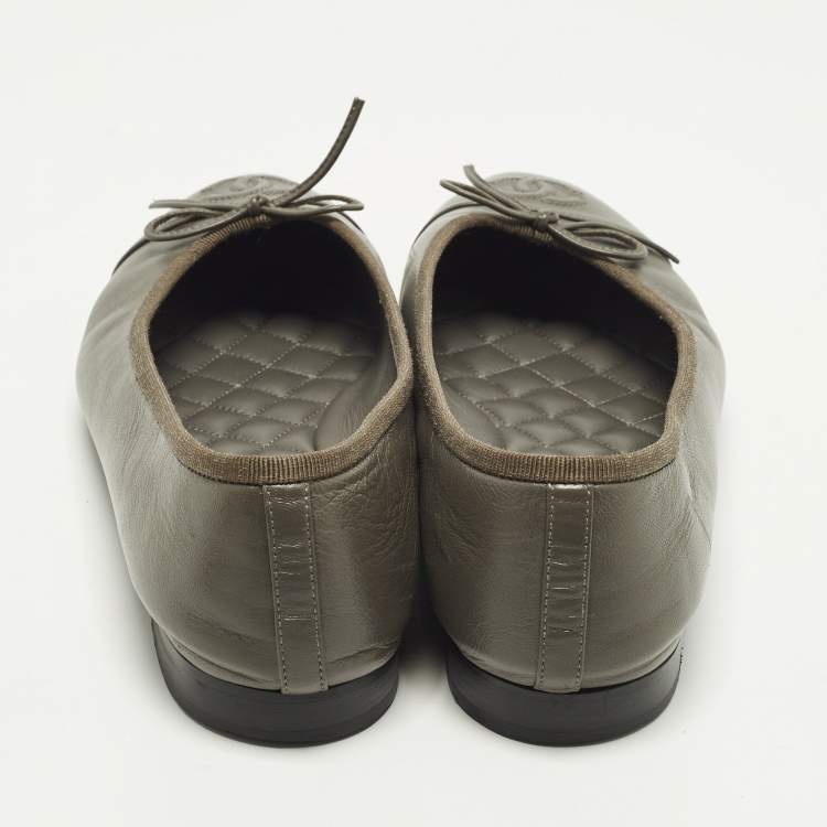 Pre Owned Chanel CC Size 39 Grey Leather Bow Ballet Flats
