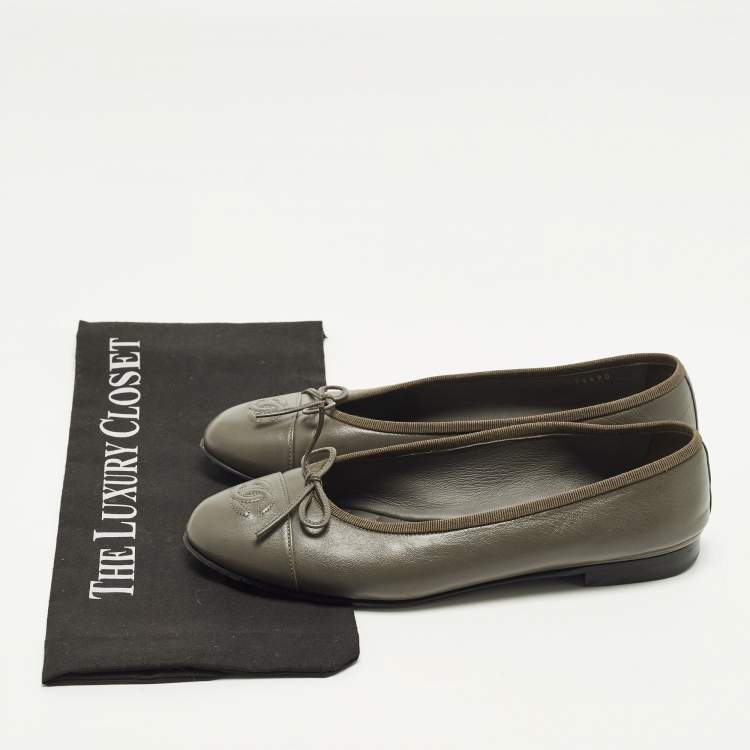 Pre Owned Chanel CC Size 39 Grey Leather Bow Ballet Flats