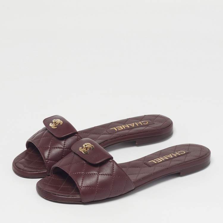Pre Owned Chanel CC Size 37.5 Burgundy Quilted Leather Twist Lock Flat Sandals