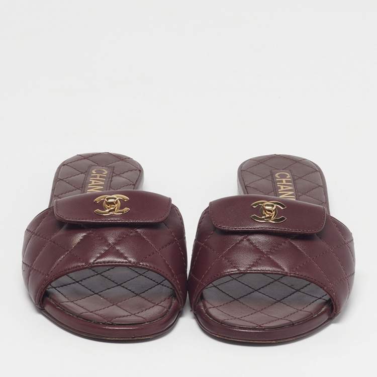 Pre Owned Chanel CC Size 37.5 Burgundy Quilted Leather Twist Lock Flat Sandals