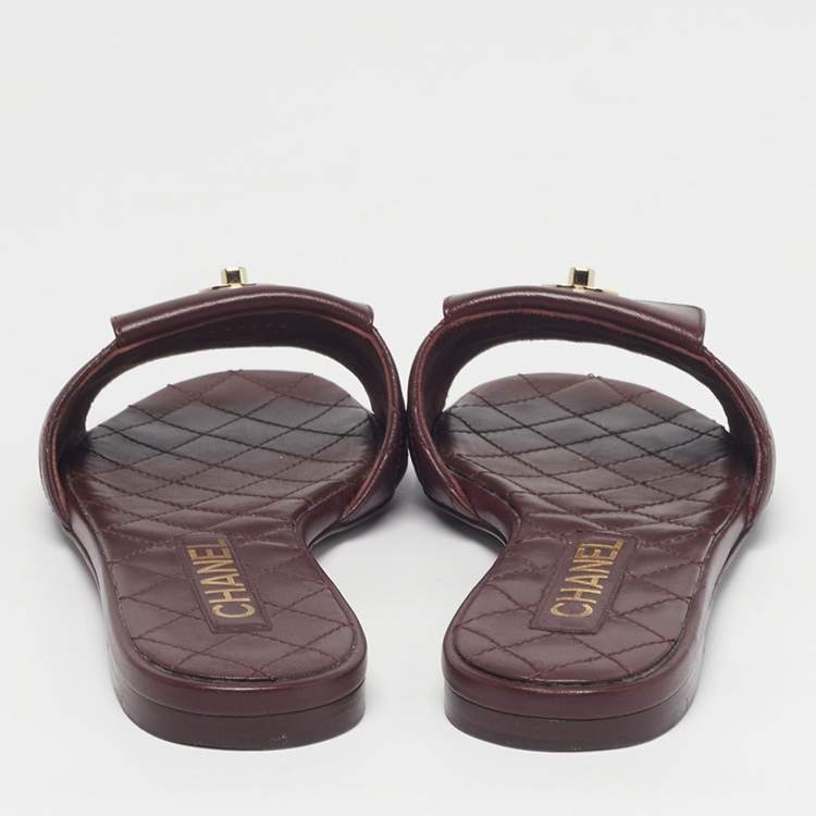Pre Owned Chanel CC Size 37.5 Burgundy Quilted Leather Twist Lock Flat Sandals