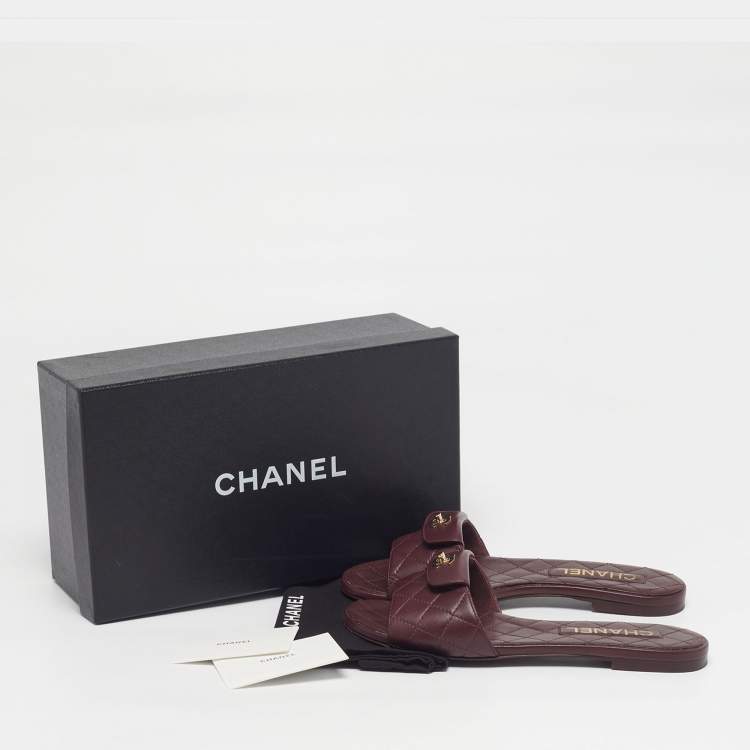 Pre Owned Chanel CC Size 37.5 Burgundy Quilted Leather Twist Lock Flat Sandals