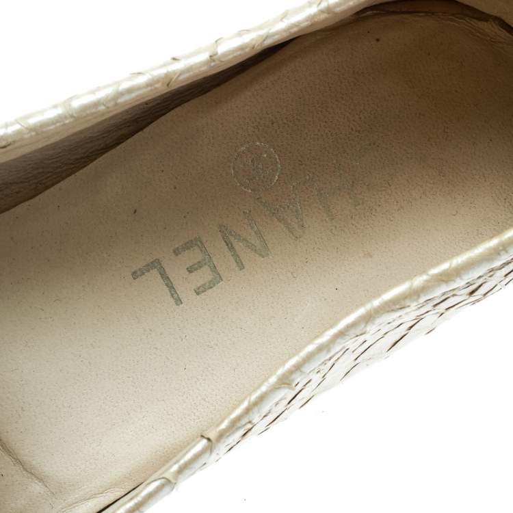 Pre Owned Chanel Pearl Finish Cream Python Leather Slip On Loafers Size 38.5