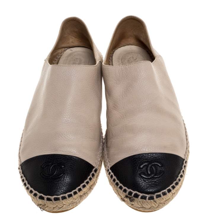 Pre Owned Chanel Beige/Black Leather CC Cap Toe Slip On Espadrilles Size 41