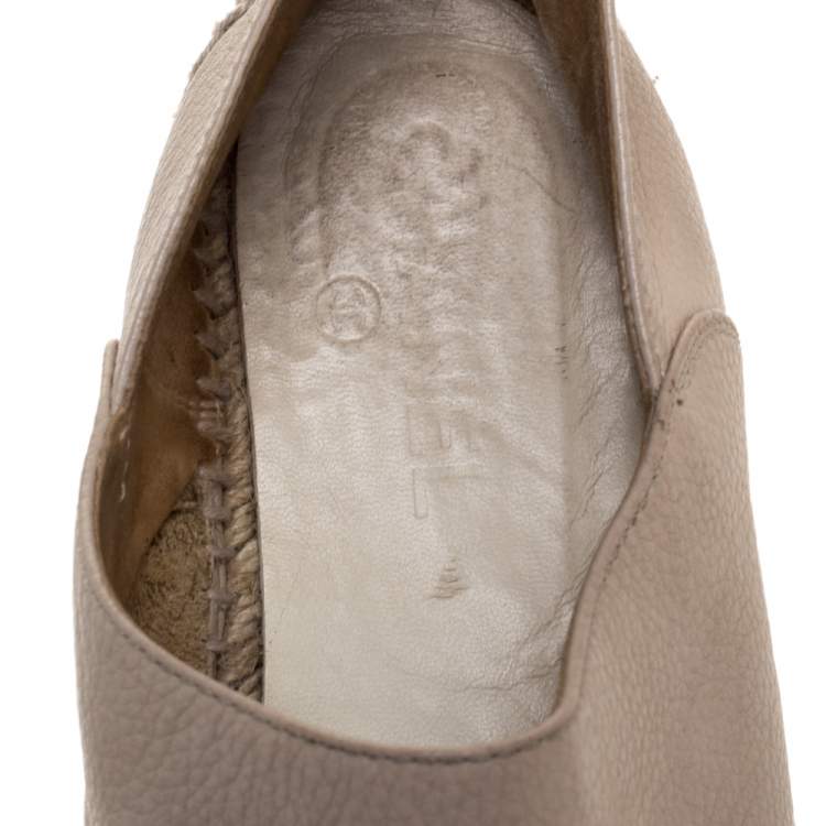 Pre Owned Chanel Beige/Black Leather CC Cap Toe Slip On Espadrilles Size 41