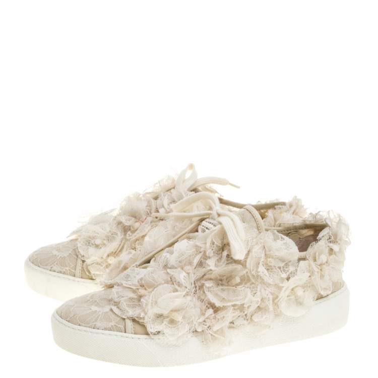 مملوكة مسبقًا Chanel Cream CC Camellia Lace Low Top Sneakers Size 36