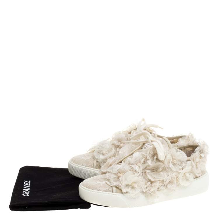 مملوكة مسبقًا Chanel Cream CC Camellia Lace Low Top Sneakers Size 36
