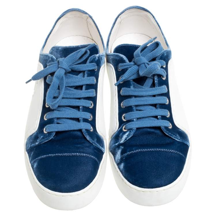 مملوكة مسبقًا Chanel Blue/White Rubber and Velvet CC Trainer Low Top Sneakers Size 38.5