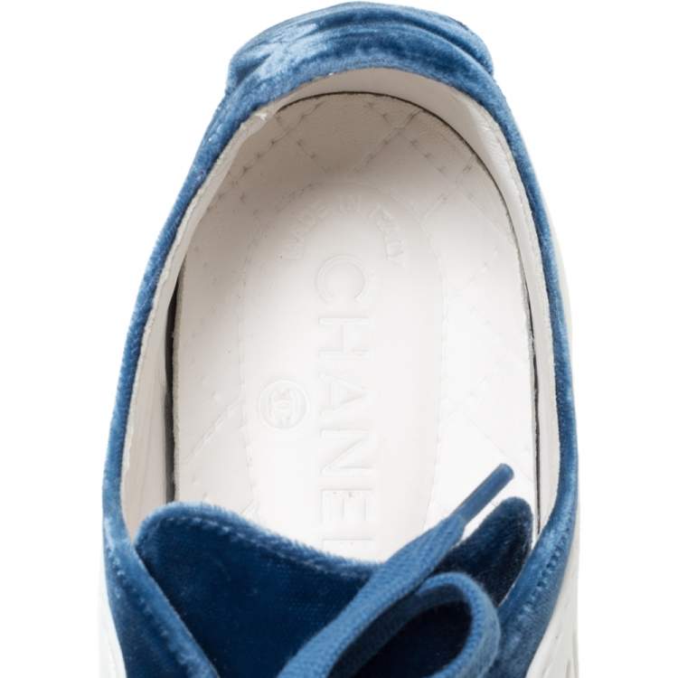 مملوكة مسبقًا Chanel Blue/White Rubber and Velvet CC Trainer Low Top Sneakers Size 38.5