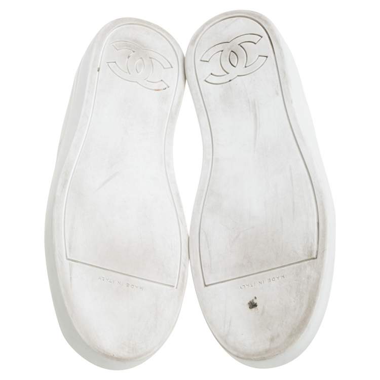 مملوكة مسبقًا Chanel Blue/White Rubber and Velvet CC Trainer Low Top Sneakers Size 38.5