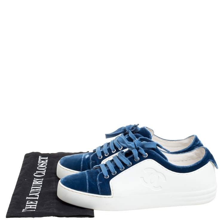مملوكة مسبقًا Chanel Blue/White Rubber and Velvet CC Trainer Low Top Sneakers Size 38.5