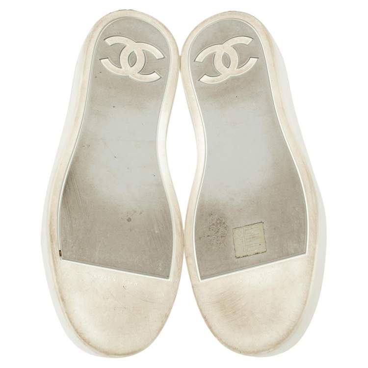 Pre Owned Chanel White/Silver Leather and Rubber  CC Low Top Sneakers Size 38.5