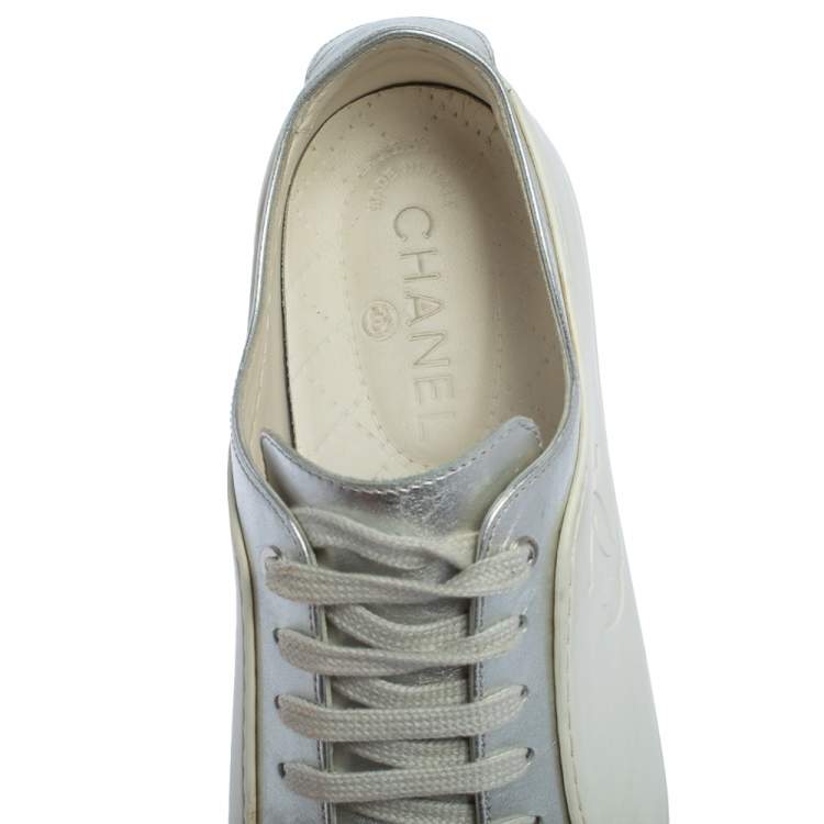 Pre Owned Chanel Metallic Silver/White Leather And Rubber CC Low Top Sneakers Size 40.5