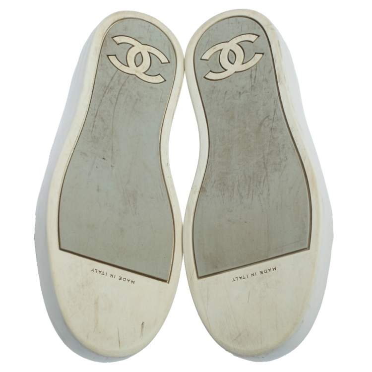 Pre Owned Chanel Metallic Silver/White Leather And Rubber CC Low Top Sneakers Size 40.5