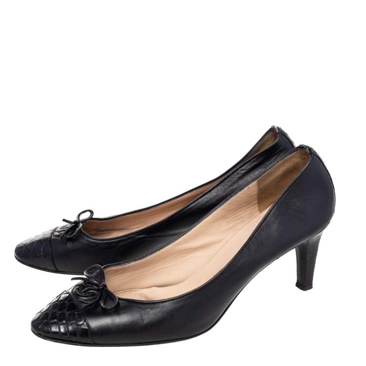 Pre Owned Chanel Black Croc Embossed And Leather CC Bow Pumps Size 37.5