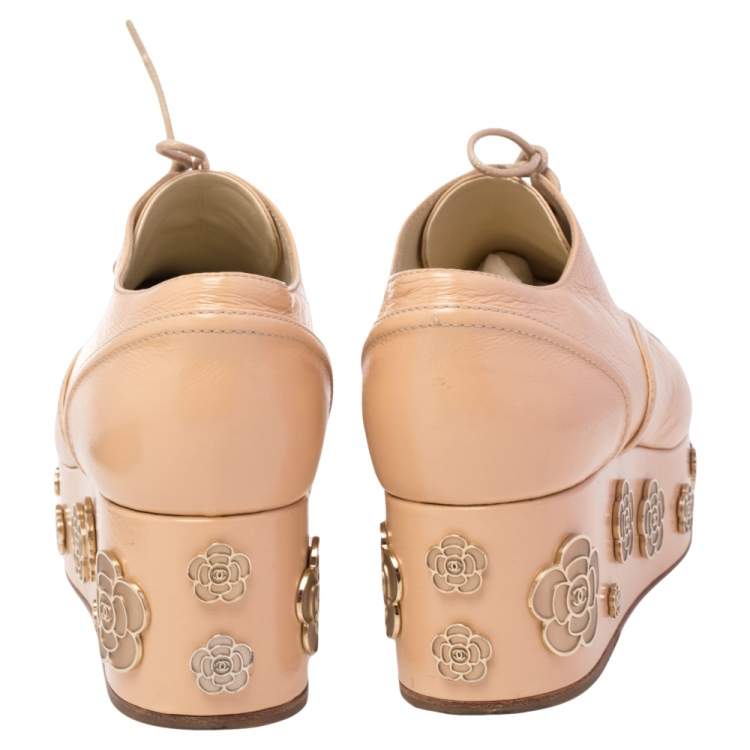 Pre Owned Chanel Beige/ Black Patent Leather and Leather Camellia Platform Lace Up Oxfords Size 39.5