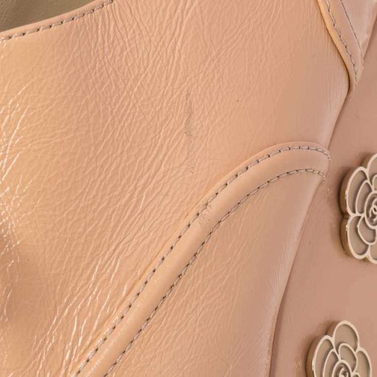 Pre Owned Chanel Beige/ Black Patent Leather and Leather Camellia Platform Lace Up Oxfords Size 39.5