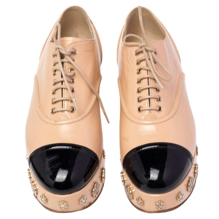 Pre Owned Chanel Beige/ Black Patent Leather and Leather Camellia Platform Lace Up Oxfords Size 39.5