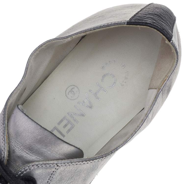 Pre Owned Chanel Silver/Black Leather CC Cap Toe Lace Up Oxford 39